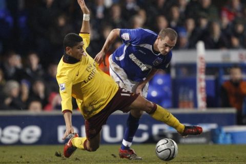Arsenal's Denilson (L) challenges Ipsich Town's Colin Healy during their English League Cup semi-final first leg soccer match at Portman Road in Ipswich, southern England, January 12, 2011.   REUTERS/Darren Staples   (BRITAIN - Tags: SPORT SOCCER)