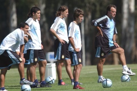Players Carlos Tevez, Juan Roman Riquelme, Hernan Crespo, Leandro Romagnoli and coach Marcelo Bielsa watch a training session of the national soccerteam in Buenos Aires, Monday, March 29, 2004. Argentina will face Ecuador on Tuesday in a qualifying match for Germany 2006 World Cup. (AP Photo/Natacha Pisarenko)