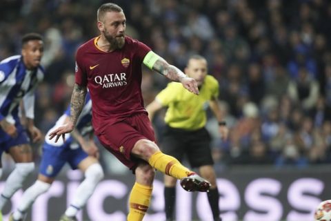 Roma midfielder Daniele De Rossi scores his side's first goal from the penalty spot during the Champions League round of 16, 2nd leg, soccer match between FC Porto and AS Roma at the Dragao stadium in Porto, Portugal, Wednesday, March 6, 2019. (AP Photo/Luis Vieira)