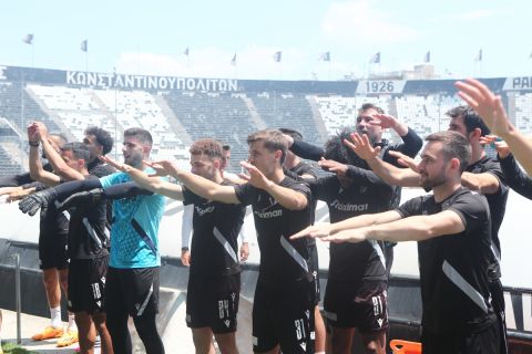 Οι παίκτες του ΠΑΟΚ τραγουδούν με τον κόσμο συνθήματα στη τελευταία προπόνηση πριν τον τελικό Κυπέλλου
