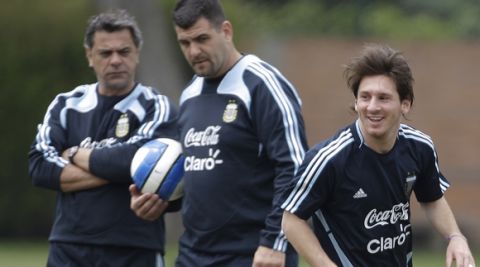 Argentina's team members Carlos Dibos, left, and Luis Garcia, look on as Lionel Messi practices during a training session of their national soccer team in Lima, Tuesday, Sept. 9, 2008. Argentina will face Peru in a World Cup 2010 qualifying soccer match on Wednesday in Lima.(AP Photo/Martin Mejia)