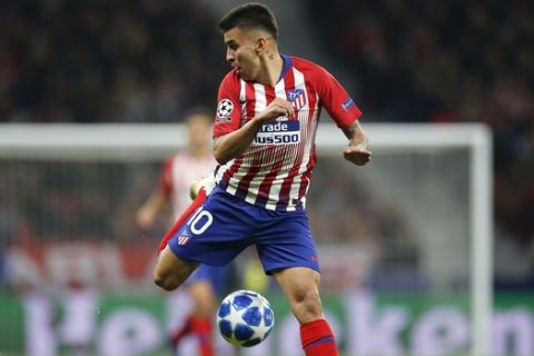Atletico Angel Correa controls the ball during the Group A Champions League soccer match between Atletico Madrid and Borussia Dortmund at the Wanda Metropolitano stadium in Madrid, Spain, Tuesday, Nov. 6, 2018. (AP Photo/Paul White)