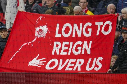 Οπαδοί της Λίβερπουλ κρατούν πανό που απεικονίζει τον Γιούργκεν Κλοπ στο πλαίσιο αγώνα FA Cup με την Νόριτς | 28 Ιανουαρίου 2024