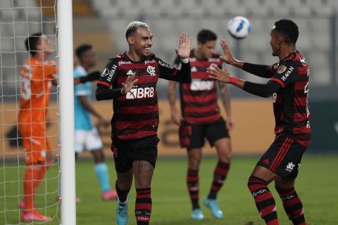 Ο Ματεουζίνιο της Φλαμένγκο πανηγυρίζει γκολ στο Copa Libertadores κόντρα στη Σπόρτινγκ Κριστάλ