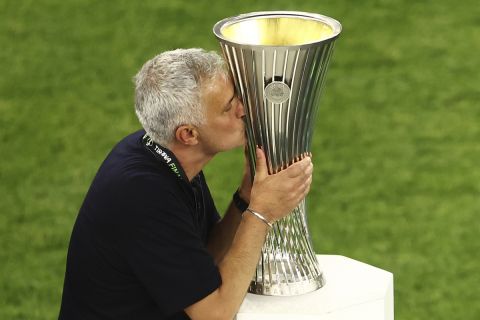 Ο προπονητής της Ρόμα, Ζοζέ Μουρίνιο, φιλάει το τρόπαιο του Europa Conference League ύστερα από τον τελικό κόντρα στη Φέγενορντ στην "Κομπετάρε Αρένα", Τίρανα | Τετάρτη 26 Μαΐου 2022