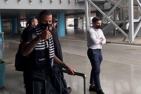 Ο Σίντκλεϊ Φερέιρα κατά την άφιξη του στο αεροδρόμιο της Θεσσαλονίκης για λογαριασμό του ΠΑΟΚ | 26 Αυγούστου 2021