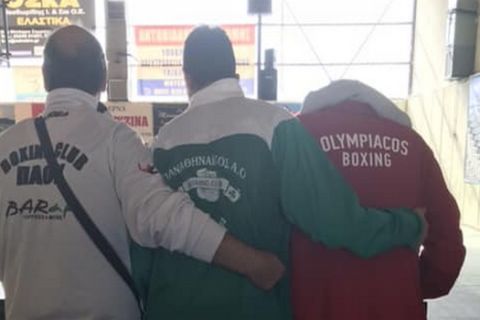 Αυτός είναι ο αθλητισμός: Αγκαλιασμένοι άνθρωποι του Ολυμπιακού, του Παναθηναϊκού και του ΠΑΟΚ