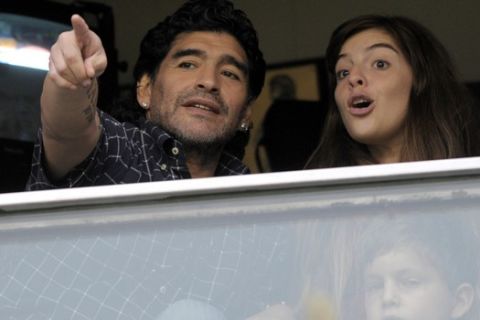 H Nτάλμα Μαραντόνα παρακολουθεί παιχνίδι της Μπόκα Τζούνιορς κόντρα στην Ράθινγκ Κλουμπ μαζί με τον πατέρα της, Ντιέγκο