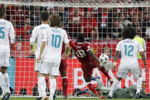 Liverpool's Sadio Mane, second from right, scores during the Champions League Final soccer match between Real Madrid and Liverpool at the Olimpiyskiy Stadium in Kiev, Ukraine, Saturday, May 26, 2018. (AP Photo/Sergei Grits)