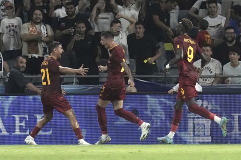 Ο Πάουλο Ντιμπάλα πανηγυρίζει γκολ της Ρόμα μαζί με τους Ρόζερ Ιμπάνιεζ και Τάμι Έιμπραχαμ απέναντι στην Τότεναμ | 30 Ιουλίου 2022
