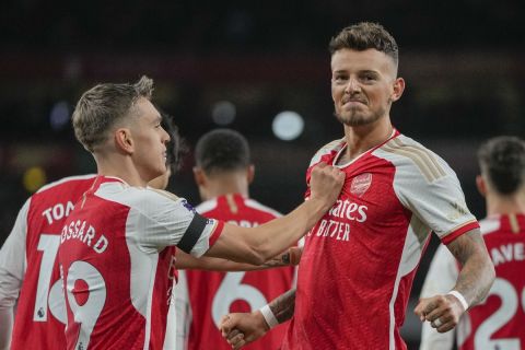 Arsenal's Ben White, right, celebrates with Arsenal's Leandro Trossard after scoring his side's second goal during the English Premier League soccer match between Arsenal and Chelsea at Emirates Stadium in London, Tuesday, April 23, 2024. (AP Photo/Kin Cheung)