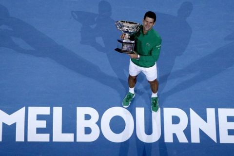 Ο Τζόκοβιτς πανηγυρίζει αγκαλιά με το τρόπαιο του Australian Open 2020