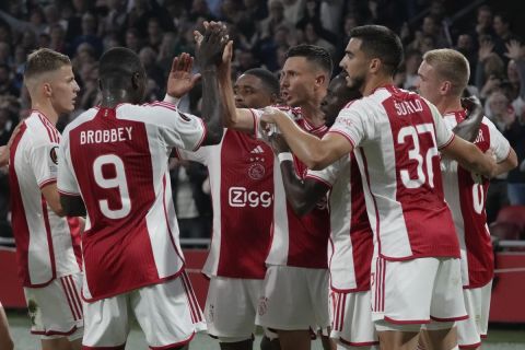 Ajax's Steven Berghuis, centre right, celebrates after scoring his side's second goal during the Europa League group B soccer match between Ajax and Marseille at the Johan Cruyff ArenA stadium in Amsterdam, Netherlands, Thursday, Sept. 21, 2023. (AP Photo/Peter Dejong)