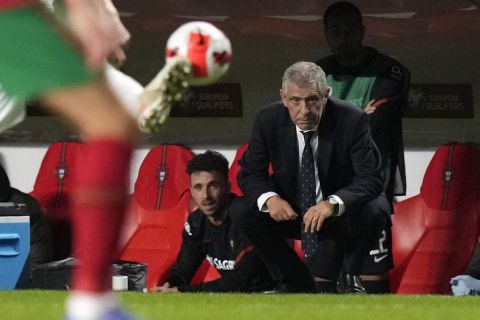 Ο ομοσπονδιακός τεχνικός της Πορτογαλίας, Φερνάντο Σάντος, σε στιγμιότυπο του αγώνα με τη Σερβία για τους προκριματικούς ομίλους της ευρωπαϊκής ζώνης του Παγκοσμίου Κυπέλλου 2022 στο "Λουζ", Λισαβόνα | Κυριακή 14 Νοεμβρίου 2021
