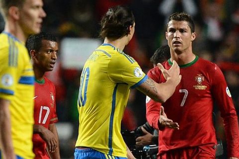 Sweden's forward Zlatan Ibrahimovic (C) shakes hands with Portugal's forward Cristiano Ronaldo at the end of the FIFA 2014 World Cup qualifier play-off first leg football match Portugal vs Sweden at the Luz stadium in Lisbon on November 15, 2013. Portugal won 1-0.    AFP PHOTO/ FRANCISCO LEONG
