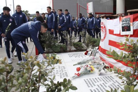 Οι παίκτες του Ολυμπιακού αφήνουν λουλούδι στη μνήμη των θυμάτων της θύρας 7