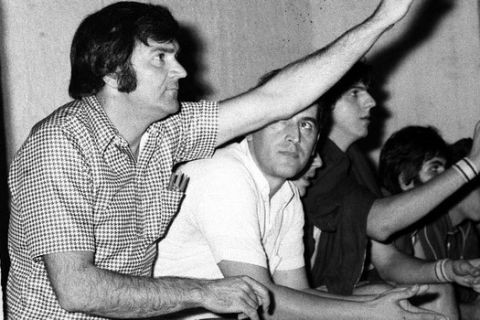 Ο Ρίτσαρντ Ντούξαϊρ δίνει εντολές στους παίκτες του σε αγώνα του Παναθηναϊκού τη δεκαετία το '70
