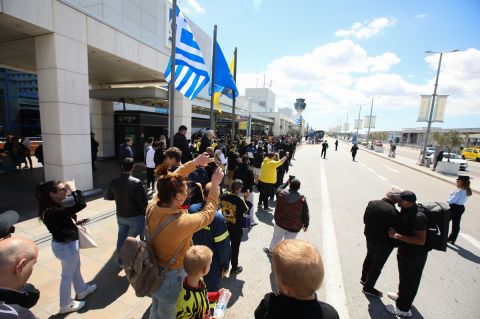 ΑΕΚ: Οπαδοί εμψύχωσαν την ομάδα στο αεροδρόμιο πριν από την αναχώρηση για Θεσσαλονίκη