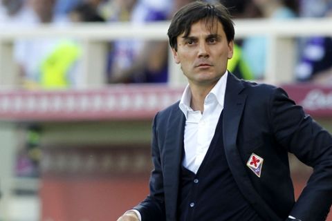 Fiorentina coach Vincenzo Montella watches a Serie A soccer match between Fiorentina and Parma at the Artemio Franchi stadium in Florence, Italy, Monday, May 18,  2015. (AP Photo/Fabrizio Giovannozzi) 