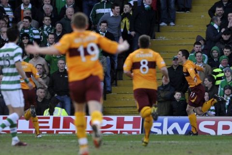 Motherwell's John Sutton (R) celebrates his first goal against Celtic during their Scottish Premier League soccer match at Fir Park Stadium in Motherwell, Scotland, February 27, 2011. REUTERS/Russell Cheyne (BRITAIN - Tags: SPORT SOCCER)