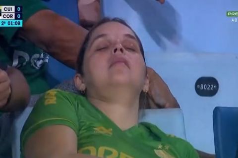 Γυναίκα οπαδός πήγε στο γήπεδο να δει την αγαπημένη της ομάδα και αποκοιμήθηκε στις κερκίδες