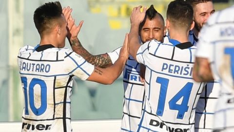 Οι παίκτες της Ίντερ πανηγυρίζουν γκολ τους κόντρα στην Φιορεντίνα για το Coppa Italia