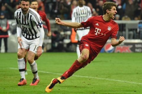 "Bayern Munich's midfielder Thomas Mueller (R) celebrates scoring the 2-2 goal during the UEFA Champions League, Round of 16, second leg football match FC Bayern Munich v Juventus in Munich, southern Germany on March 16, 2016. / AFP / ODD ANDERSEN        (Photo credit should read ODD ANDERSEN/AFP/Getty Images)"