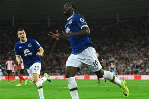SUNDERLAND, ENGLAND - SEPTEMBER 12:  Romelu Lukaku of Everton celebrates as he scores their third goal and completes his hat trick during the Premier League match between Sunderland and Everton at Stadium of Light on September 12, 2016 in Sunderland, England.  (Photo by Stu Forster/Getty Images)