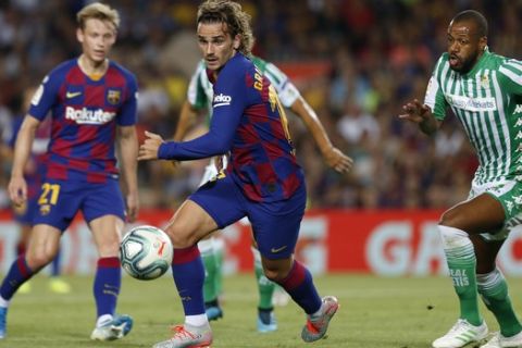 Barcelona's Antoine Griezmann, center, controls the ball during the Spanish La Liga soccer match between FC Barcelona and Betis at the Camp Nou stadium in Barcelona, Spain, Sunday, Aug. 25, 2019. (AP Photo/Joan Monfort)