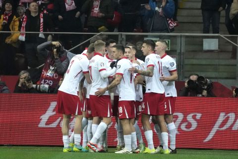 Οι παίκτες της Πολωνίας πανηγυρίζουν γκολ που σημείωσαν κόντρα στην Εσθονία για τα ημιτελικά των playoffs του Euro 2024 στο Εθνικό Στάδιο Βαρσοβίας | Πέμπτη 21 Μαρτίου 2024