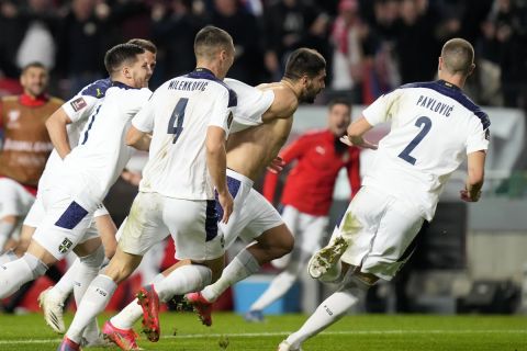 Οι παίκτες της Σερβίας πανηγυρίζουν γκολ που σημείωσαν κόντρα στην Πορτογαλία για τους προκριματικούς ομίλους της ευρωπαϊκής ζώνης του Παγκοσμίου Κυπέλλου 2022 στο "Λουζ", Λισαβόνα | Κυριακή 14 Νοεμβρίου 2021