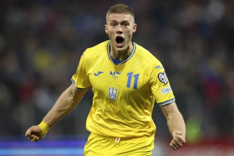 Ο Αρτέμ Ντόβμπικ πανηγυρίζει γκολ του με τη φανέλα της Ουκρανίας κόντρα στη Βοσνία