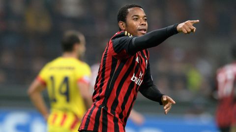 MILAN, ITALY - OCTOBER 22:  Robinho of AC Milan celebrates scoring the first goal during the UEFA Champions League Group H match between AC Milan and Barcelona at Stadio Giuseppe Meazza on October 22, 2013 in Milan, Italy.  (Photo by Claudio Villa/Getty Images)
