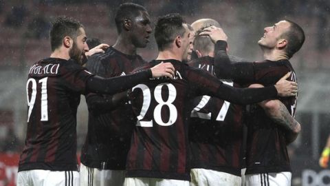 MILAN, ITALY - FEBRUARY 27:  Luca Antonelli (R) of AC Milan celebrates with his team-mates after scoring the opening goal during the Serie A match between AC Milan and Torino FC at Stadio Giuseppe Meazza on February 27, 2016 in Milan, Italy.  (Photo by Marco Luzzani/Getty Images)
