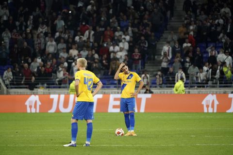Απογοητευμένοι οι παίκτες της Μπρόντμπι κατά τη διάρκεια του αγώνα με τη Λιόν για το Europa League 2021/22