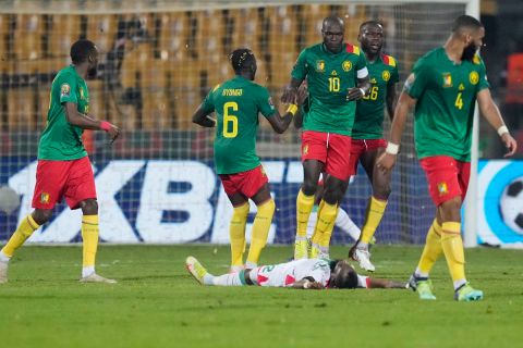 Οι παίκτες του Καμερούν πανηγυρίζουν γκολ που σημείωσαν κόντρα στην Μπουρκίνα Φάσο για τον μικρό τελικό του Κυπέλλου Εθνών Αφρικής 2021 στο "Αχμάντου Αχίτζο", Γιαουντέ | Σάββατο 5 Φεβρουαρίου 2022