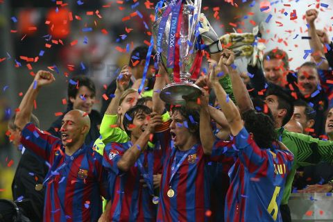 PARIS, FRANCE - WEDNESDAY, MAY 17th, 2006: FC Barcelona's Giovanni van Bronckhort, Carles Puyol and Ronaldinho lift the European Cup after beating Arsenal during the UEFA Champions League Final at the Stade de France. (Pic by David Rawcliffe/Propaganda)