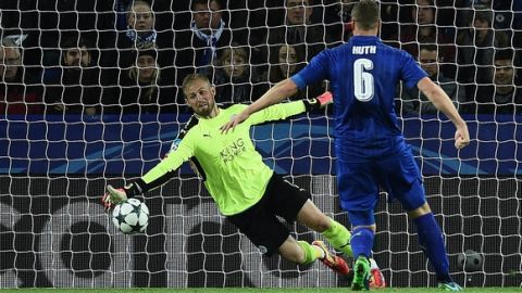 Leicester City's Danish goalkeeper Kasper Schmeichel (L) dives to save a shot from FC Copenhagen's Danish forward Andreas Cornelius (unseen) during the UEFA Champions League group G football match between Leicester City and FC Copenhagen at the King Power Stadium in Leicester, central England on October 18, 2016. / AFP / OLI SCARFF        (Photo credit should read OLI SCARFF/AFP/Getty Images)