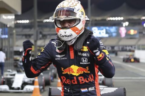 Ο Μαξ Φερστάπεν πανηγυρίζει την pole position που κατέκτησε στο Άμπου Ντάμπι