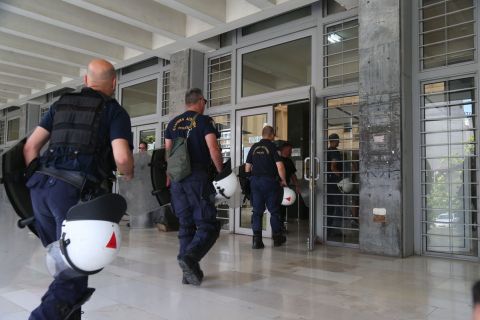 Αστυνομικές δυνάμεις έξω από το δικαστήριο μετά την απόφαση για τη δολοφονία του Άλκη Καμπανού