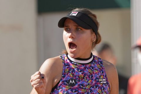 Η Αμερικανίδα Σοφία Κένιν πανηγυρίζει τη νίκη της κόντρα στην Οσταπένκο για το Roland Garros