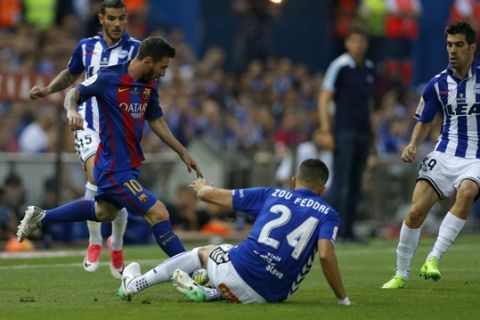 Barcelona's Lionel Messi, second left, challenges for the ball with Alaves' Zouhair Feddal, centre, during the Copa del Rey final soccer match between Barcelona and Alaves at the Vicente Calderon stadium in Madrid, Saturday, May 27, 2017. (AP Photo/Daniel Ochoa de Olza)
