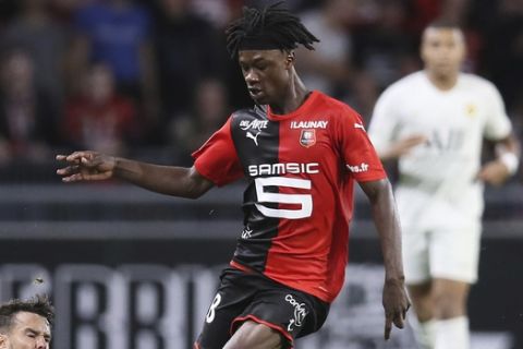 Rennes' Eduardo Camavinga, second left, goes on the attack during the French League One soccer match between Rennes and Paris Saint Germain, in Rennes, Sunday, Aug. 18, 2019. (AP Photo/David Vincent)
