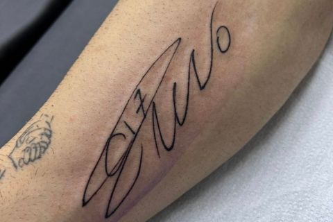 Αθλητής της ομάδας futsal της Αλ Νασρ, που είναι μεγάλος θαυμαστής του Κριστιάνο Ρονάλντο έκανε τατουάζ στο χέρι του το αυτόγραφο του Πορτογάλου σταρ.