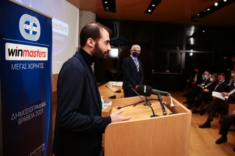 Ο Γιάννης Ζωιτός στο βήμα μετά την παραλαβή του βραβείου του από τον ΠΣΑΤ