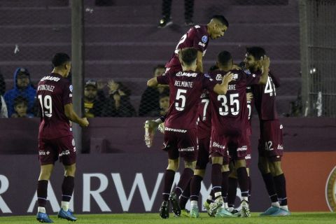 Οι παίκτες της Λανούς πανηγυρίζουν γκολ στο Copa Sudamericana κόντρα στην Μπαρτσελόνα (Εκουαδόρ) στην Αργεντινή