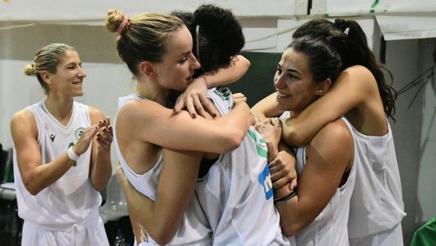 Οι παίκτριες του Παναθηναϊκού πανηγυρίζουν τη νίκη στο ντέρμπι με τον Ολυμπιακό