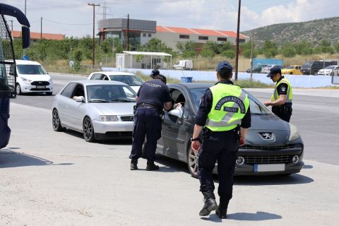 Έλεγχοι της αστυνομίας στον Βόλο για τον τελικό του Κυπέλλου Ελλάδας Novibet μεταξύ της ΑΕΚ και του ΠΑΟΚ