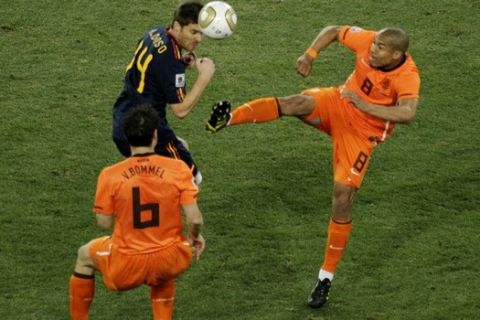 Spain's Xabi Alonso, back left, is fouled by Netherlands' Nigel de Jong, right, during the World Cup final soccer match between the Netherlands and Spain at Soccer City in Johannesburg, South Africa, Sunday, July 11, 2010.  (AP Photo/Themba Hadebe)