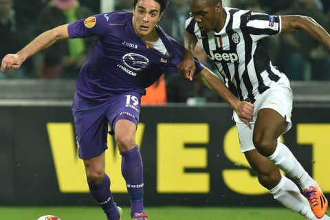 TURIN, ITALY - MARCH 13:  Alessandro Matri (L) of ACF Fiorentina is pulled by his shirt by Angelo Ogbonna of Juventus during the UEFA Europa League Round of 16 match between Juventus and ACF Fiorentina at Juventus Arena on March 13, 2014 in Turin, Italy.  (Photo by Valerio Pennicino/Getty Images)